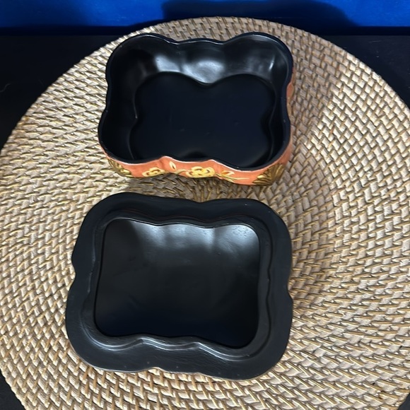 Vintage TOYO Ceramic Vanity Box, Antique Rose Base with Handpainted Flowers - Picture 6 of 9